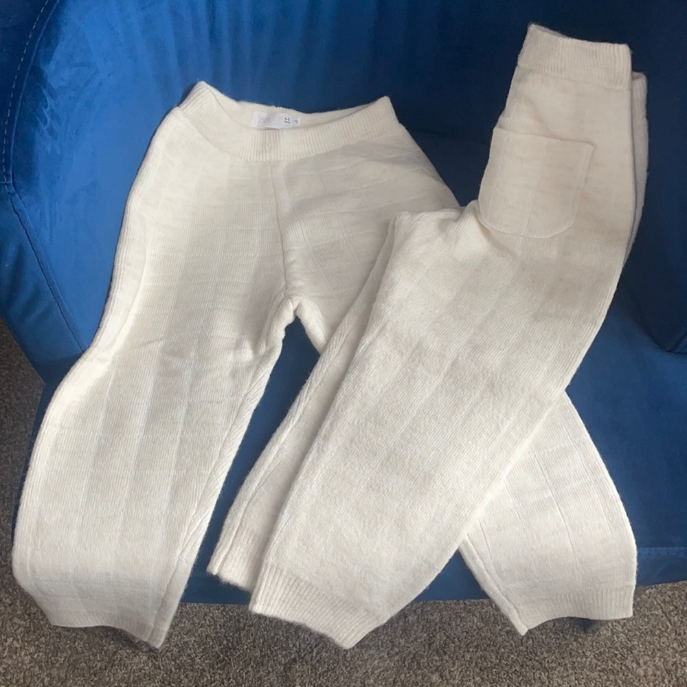 Zara size 4-5 yrs color cream